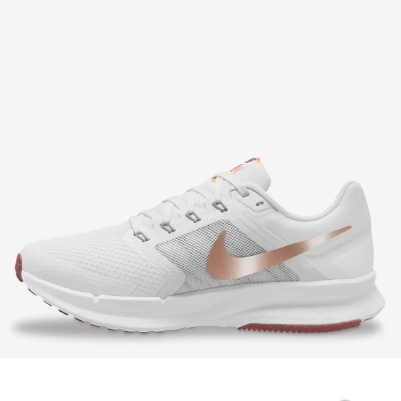 Nike White and Gold Athletic Shoes with Sleek Design - Picture 1 of 5